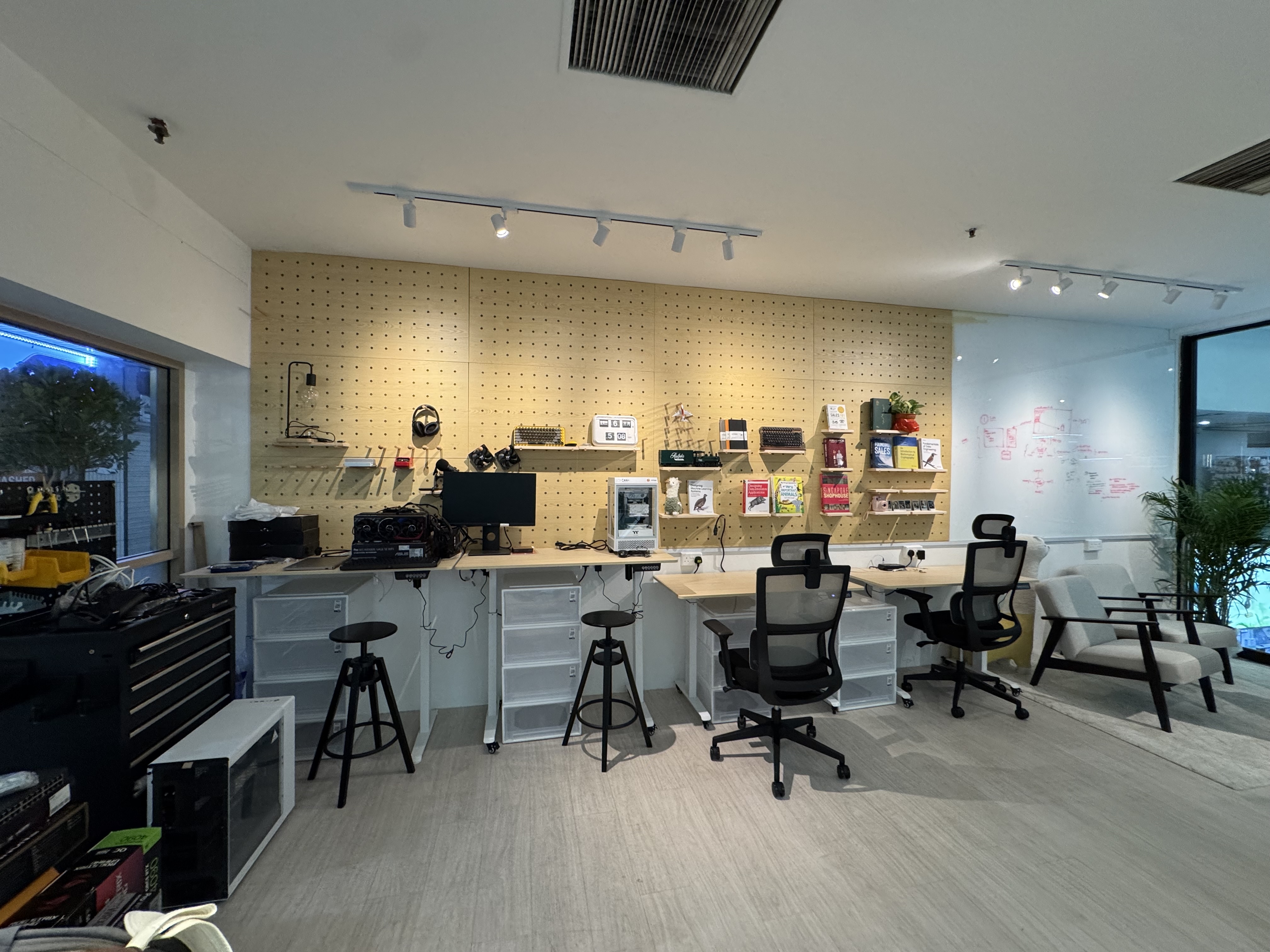 Menlo Singapore Office - Workstations and Lab Space