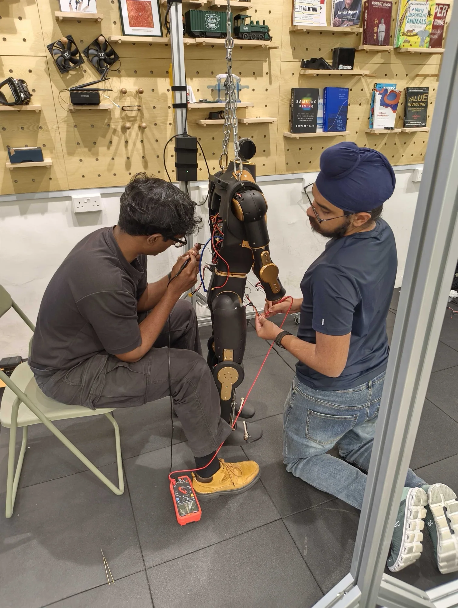 Menlo team working on robot